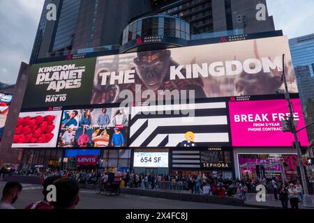 Publicité pour Planet of the Apes date de sortie, Times Square, Manhattan, Broadway, au crépuscule, New York, États-Unis Banque D'Images