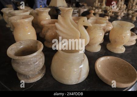 Variété de céramiques artisanales traditionnelles sur les étagères de la boutique de souvenirs Banque D'Images