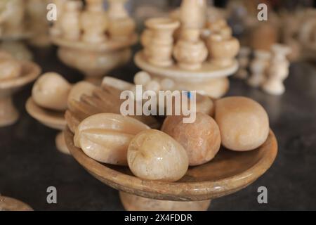 Variété de céramiques artisanales traditionnelles sur les étagères de la boutique de souvenirs Banque D'Images