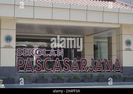 Signe de l'école de troisième cycle de l'Université d'État de Malang dans un bâtiment Banque D'Images