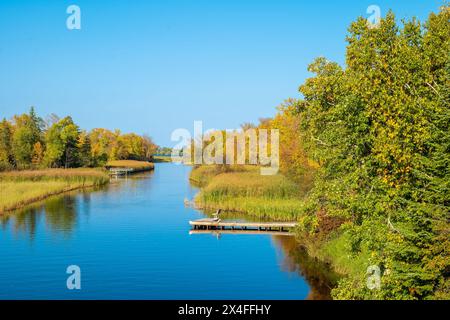 Fleuve Mississippi à Bemidji Minnesota près de l'autoroute 2. Cette belle scène de paysage d'automne est à quelques kilomètres de la source au lac Itasca. Banque D'Images