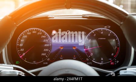 Gros plan d'un compteur de vitesse de voiture. Tableau de bord de voiture avec détails avec voyants lumineux et tableau de bord. Banque D'Images