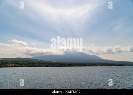 Mont Fuji dans Yamanaka vue sur le lac Banque D'Images