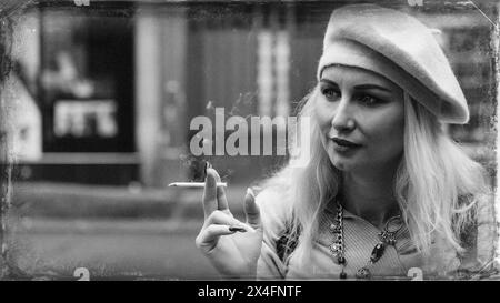 Femme fumeuse à Paris Banque D'Images