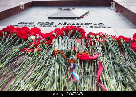 La flamme éternelle est un feu qui brûle constamment, le souvenir solennel du peuple sur les héros tombés, les combattants de la liberté. Inscription - votre nom est Banque D'Images