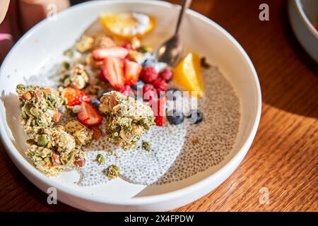 Un mélange de fraises, de bleuets et de granola sur une assiette Banque D'Images