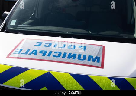 Bordeaux , France - 05 01 2024 : police municipale voiture police municipale logo de police municipale et panneau texte sur le véhicule fourgon officiel du maire local en france Banque D'Images