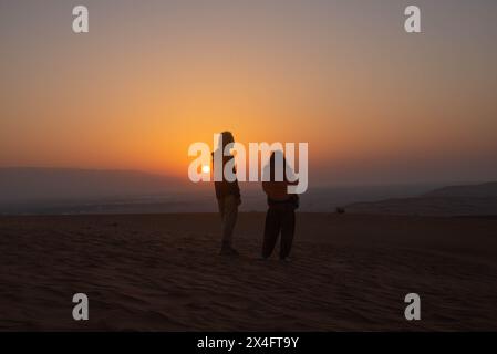 Couple appréciant le désert dans les sables de Wahiba, Oman Banque D'Images