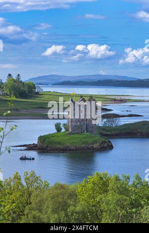 En regardant vers le sud jusqu'au château de Stalker sur Lynn de Lorne et Loch Linnhe, depuis Appin Viewpoint. Castle Stalker se trouve sur une petite île dans Appin Bay. L'un des S Banque D'Images