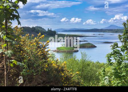 En regardant vers le sud jusqu'au château de Stalker sur Lynn de Lorne et Loch Linnhe, depuis Appin Viewpoint. Castle Stalker se trouve sur une petite île dans Appin Bay. L'un des S Banque D'Images