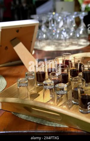 Boisson alcoolisée dans des verres sur une table rustique Banque D'Images