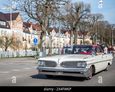 Défilé de voitures classiques célébrant le printemps le 1er mai 2024 à Norrköping, Suède Banque D'Images