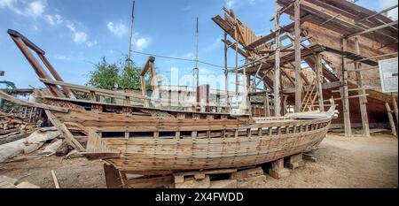 Vue sur le dhow traditionnel géant Al Ghanja dans l'usine de construction navale de sur, Ash Sharqiyah, Oman Banque D'Images