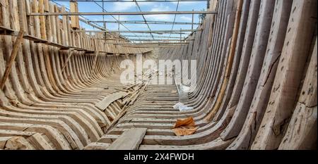 Intérieur d'un dhow traditionnel géant dans l'usine de construction navale de sur, Ash Sharqiyah, Oman Banque D'Images