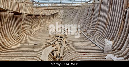 Intérieur d'un dhow traditionnel géant dans l'usine de construction navale de sur, Ash Sharqiyah, Oman Banque D'Images