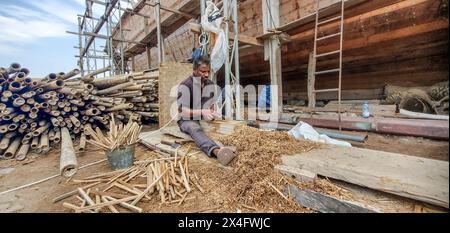 Constructeurs de navires à l'usine traditionnelle de dhow de sur, Ash Sharqiyah, Oman Banque D'Images