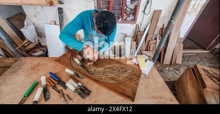 Sculpteur de bois et artisan dans l'usine de construction navale de dhow de sur, Ash Sharqiyah, Oman Banque D'Images