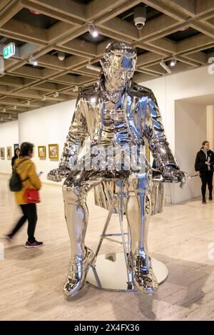 La sculpture en acier inoxydable poli de Michael Parekowhai Captain James Cook, The English Channel 2015, exposée à la Art Gallery of New South Wales Banque D'Images