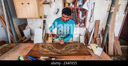 Sculpteur de bois et artisan dans l'usine de construction navale de dhow de sur, Ash Sharqiyah, Oman Banque D'Images