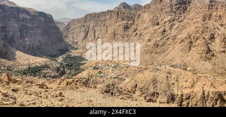 Trekking dans les montagnes de l'est de Hajar, Wadi Tiwi, Oman Banque D'Images