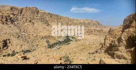 Trekking dans les montagnes de l'est de Hajar, Wadi Tiwi, Oman Banque D'Images