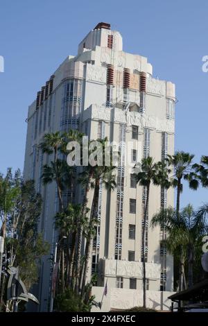 Los Angeles, California, USA 2 mai 2024 vue générale de l'atmosphère de Sunset Tower Hotel, anciennement James Club at 8358 Sunset Blvd, ancienne maison de Howard Hughes, Marilyn Monroe, Clark Gable, Carole Lombard, Truman capote, Jean Harlow, Frank Sinatra, Errol Flynn, Billie Burke, Mae West Elizabeth Taylor et Bugsy Siegel le 2 mai 2024 à Los Angeles, Californie, États-Unis. Photo de Barry King/Alamy Stock photo Banque D'Images