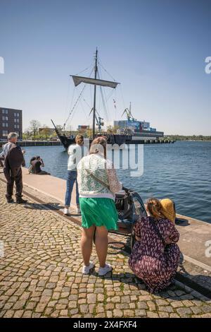 IM Wismarer Hafen beobachten Urlauber das Einlaufen der Poeler Kogge in den Hafen der Hansestadt. IM Wismarer Hafen liegt ein vom Wrackfund Poel 11 inspirierter Nachbau einer Hansekogge. Dieser Nachbau erfolgte in bewusster Anlehnung an Schiffsbaumethoden des 14. Jahrhunderts. DAS Schiff wurde AM 29. Mai 2004 per Stapelhub ins Wasser gesetzt und auf den Namen Wissemara getauft. Nach dem Setzen des mastes, dem Bau des Achterkastells, der montage eines Hilfsmotors sowie weiterer Arbeiten erfolgte AM 9. Août 2006 die Jungfernfahrt der Kogge zur Hanse Sail nach Rostock. Der Nachbau dient während Banque D'Images