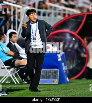 Doha, Qatar. 2 mai 2024. Shin Tae Yong, entraîneur-chef de l'Indonésie, réagit lors du match pour la troisième place entre l'Irak et l'Indonésie lors du tournoi de football AFC U23 Asian Cup Qatar 2024 à Doha, Qatar, le 2 mai 2024. Crédit : Nikku/Xinhua/Alamy Live News Banque D'Images