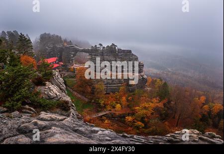 Hrensko, République tchèque - vue panoramique sur la célèbre Archway de Pravcicka (Pravcicka Brana) dans le parc national de la Suisse Bohême, le plus grand parc naturel Banque D'Images