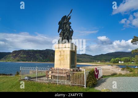 Célèbre monument de guerre à Glenelg de l'autre côté du col de Ratagan par rapport au pont Shiel. Le Mam Ratagan Pass (ou Bealach Ratagain) est un pari de passe élevé Banque D'Images