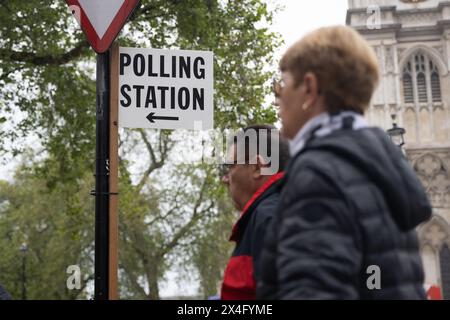 Londres, Royaume-Uni. 02 mai 2024. Les navetteurs passent devant le bureau de vote de Wesminster à Londres. Des élections ont lieu aujourd'hui dans 107 collectivités locales ainsi que pour 11 maires de métro et membres de l'Assemblée de Londres, les conservateurs devant subir de lourdes pertes. (Photo de Tejas Sandhu/SOPA images/Sipa USA) crédit : Sipa USA/Alamy Live News Banque D'Images