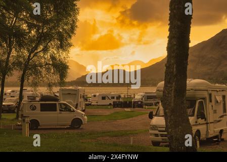 Vue ouest sur le Loch Linnhe, à Ardgour, depuis le camping club Onich Caravan. Coucher de soleil. Près de Fort William, Écosse, Royaume-Uni Banque D'Images