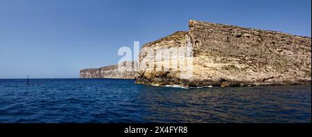 Malte, Gozo Island, vue panoramique de la côte rocheuse du sud de l'île à Xlendi Bay Banque D'Images