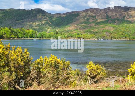 En regardant vers le nord au-dessus du Loch Leven à l'A82 à Ballachulish. Bishops Bay à l'arrière de l'autre côté du Loch Leven. Près de Glencoe, Fort William, Écosse, Royaume-Uni Banque D'Images