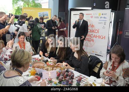 Non exclusif : KIEV, UKRAINE - le 30 AVRIL 2024 - le ministre ukrainien de la culture et de la politique de l'information par intérim Rostyslav Karandieiev (contexte) prend la parole Banque D'Images