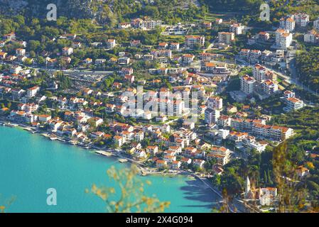 Immobilier sur la côte de la mer : vue aérienne du développement à Dobrota, une banlieue de la ville de Kotor. Maisons dans Monténégro. Banque D'Images