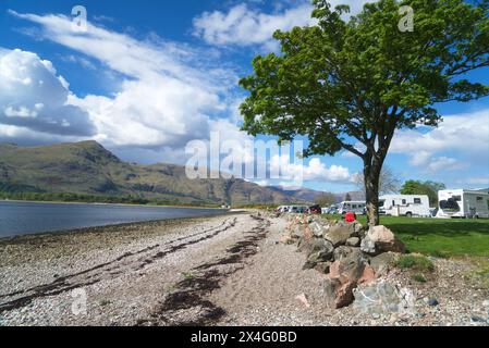 Vue à l'ouest sur le Loch Linnhe jusqu'à la péninsule d'Ardgour, depuis le camping club Onich Caravan. Près de Fort William, Écosse, Royaume-Uni Banque D'Images