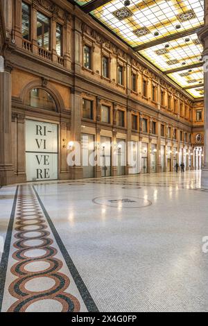 Passage intérieur pittoresque. Galleria Alberto Sordi. Centre-ville de Rome. Italie Banque D'Images