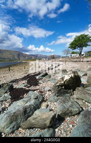 Vue à l'ouest sur le Loch Linnhe jusqu'à la péninsule d'Ardgour, depuis le camping club Onich Caravan. Près de Fort William, Écosse, Royaume-Uni Banque D'Images