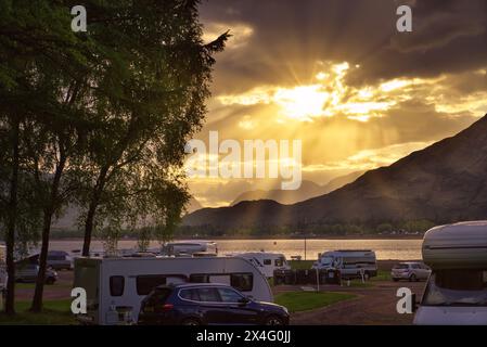 Vue ouest sur le Loch Linnhe, à Ardgour, depuis le camping club Onich Caravan. Coucher de soleil. Près de Fort William, Écosse, Royaume-Uni Banque D'Images