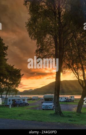 Vue ouest sur le Loch Linnhe, à Ardgour, depuis le camping club Onich Caravan. Coucher de soleil. Près de Fort William, Écosse, Royaume-Uni Banque D'Images