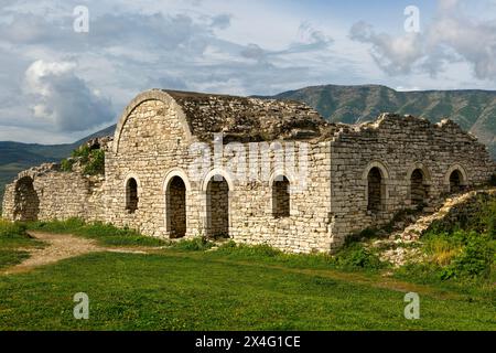 Bâtiment en ruine dans la citadelle du château de Berat, site du patrimoine mondial de l'UNESCO, Berat, Albanie, Europe Banque D'Images