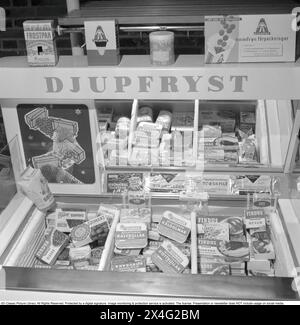 Une épicerie et un congélateur avec des produits surgelés, poulet, poisson en paquets. Suède 1954. Conard 2752 Banque D'Images