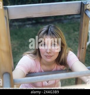 Susan Hampshire. CBE. Actrice anglaise née le 12 mai 1937. Photographiée ici alors qu'elle était en Suède en 1968 dans le cadre de la série télévisée de la BBC The Forsyte Saga dans laquelle elle a joué le rôle de Fleur. La série a été initialement diffusée en 26 épisodes le samedi soir avec début le 7 janvier 1967. 1968. Banque D'Images
