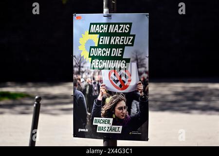 Ein Wahlplakat der Grünen mit der Aufschrift Mach Nazis ein Kreuz durch die Rechnung BEI der EUÂTour durch die Nürnberger Altstadt anlässlich der anstehenden Europawahl am 9. Juni 2024. Nürnberg, 27.04.2024 Bayern Deutschland *** affiche électorale du Parti Vert avec l'inscription Mach Nazis ein Kreuz durch die Rechnung lors de la tournée de l'UE dans la vieille ville de Nurembergs à l'occasion des prochaines élections européennes du 9 juin 2024 Nuremberg, 27 04 2024 Bavière Allemagne Copyright : xDwixAnoraganingrumx Banque D'Images