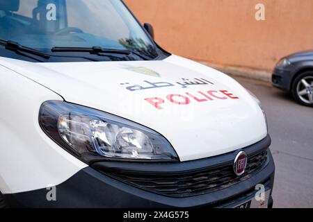 Voiture de police dans les rues de Marrakech, sécurité publique à Marrakech, service communautaire, la loi et l'ordre maintient nos communautés en sécurité, Marrakech, Maroc - Janu Banque D'Images