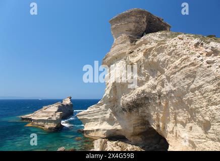Bonifacio, Corse-du-Sud, Corse, France. Les imposantes falaises calcaires de Capo Pertusato et le Île Saint-Antoine. Banque D'Images