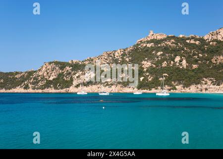 Sartène, Corse-du-Sud, Corse, France. Vue sur les eaux turquoises de la Cala di Roccapina jusqu'à la tour de guet en ruine au sommet d'une colline. Banque D'Images