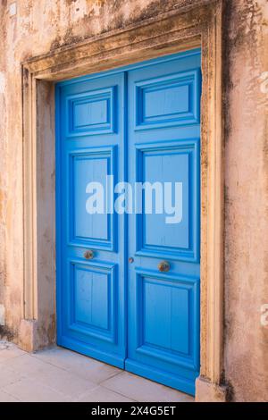 Bonifacio, Corse-du-Sud, Corse, France. Porte peinte de couleurs vives marquant l'entrée arrière de la Mairie au cœur de la citadelle. Banque D'Images