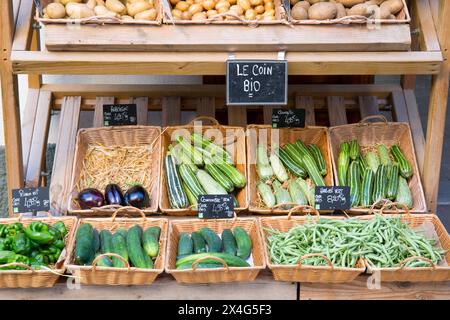 Saint-Florent, haute-Corse, Corse, France. Légumes Corses biologiques à vendre à l'extérieur de la boutique Greengrocer du centre-ville. Banque D'Images